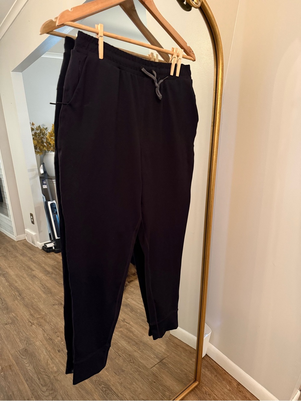Women’s rabbit EZ joggers size large